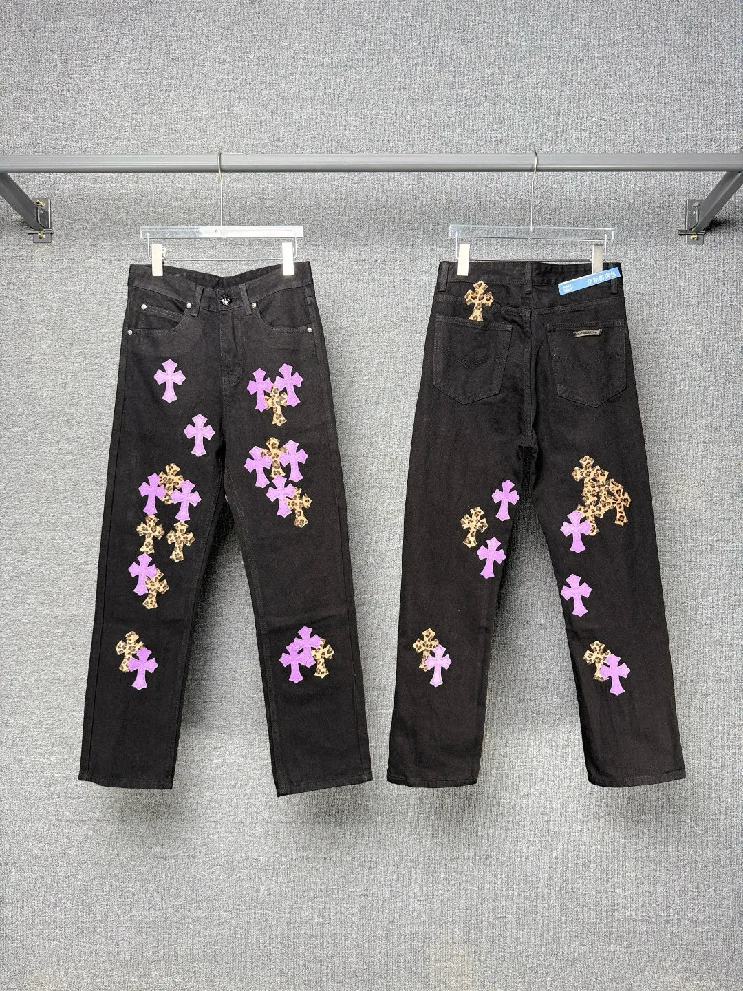 P250 💰 (Top version) Chrome Hearts black denim jeans with purple leopard print. CH jeans need to be washed and then disassembled and hand-stitched with sheepskin cross leather and then spliced ​​together to complete. The whole piece has too many craftsmanship to describe. The patches are embellished with cross patterns and the high-waisted washed jeans! ! Absolutely high-end luxury products, god-level single products and super popular products, made with top heavy industry, a must-see magic weapon. Customized hardware. The fabric is thick and soft after washing. It has good breathability. Customized small leather label. Unique design. The details are simple and elegant, and the workmanship is exquisite. The entire trousers are neatly routed and the details are in place! It’s so cool that both men and women can easily control the genderless trend! Color: Black Size: 28-30-32-34-36 (corresponds to S-M-L-XL-XXL)